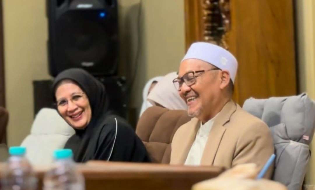 KH A Zamzami, Pengasuh Pondok Pesantren Lirboyo Kediri, bersama Nyai Hj Hannah Lirboyo. Selalu tersenyum. (Foto:dok/ngopibareng.id)