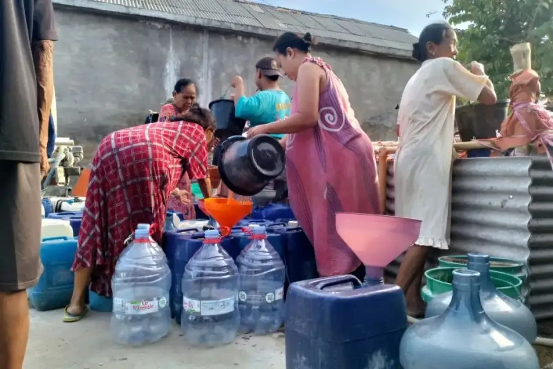 Kemensos merespons dampak kekeringan di Kabupaten Lamongan, Provinsi Jawa Timur dengan menyalurkan 42.000 liter air bersih. (Foto: Dok Kemensos)