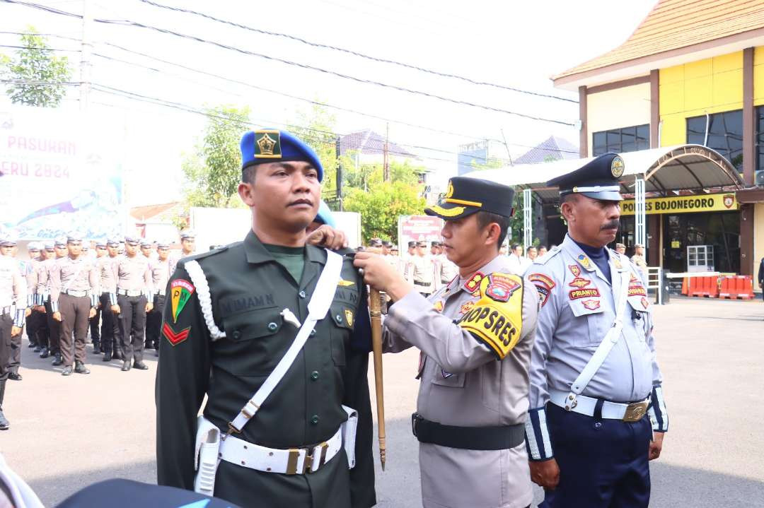 Kapolres AKBP Mario Prahatinto menyematkan pita operasi kepada perwakilan personel TNI-Polri dan Dinas Perhubungan di halaman Polres Bojonegoro, Senin 14 Oktober 2024.(Foto: dok. Polres)