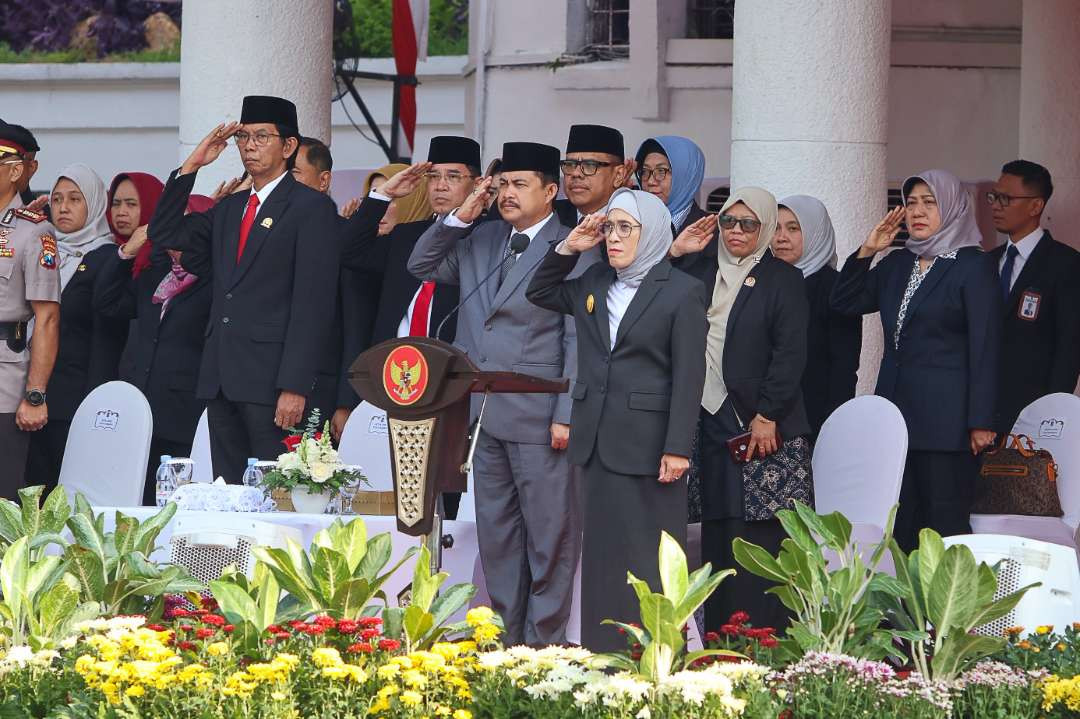 Pjs Walikota Surabaya Restu Novi Widiani saat memimpin upacara peringatan HUT Provinsi Jawa Timur ke-79 tahun, di Halaman Balai Kota Surabaya, Senin 14 Oktober 2024. (Foto: Humas Pemkot Surabaya)