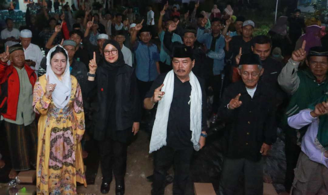 Calon bupati Banyuwangi Ipuk Fiestiandani bertemu warga perkebunan Kalikempit (Foto : istimewa)