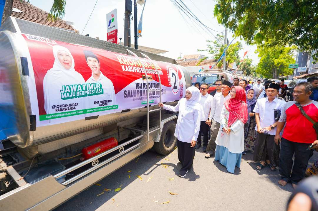 Calon Gubernur Jawa Timur Nomor Urut 2 Khofifah Indar Parawansa bersama Relawan Tapal Kuda memberikan bantuan air bersih untuk lima desa terdampak kekeringan di Kabupaten Lumajang, Minggu 13 Oktober 2024. (Foto: Istimewa)