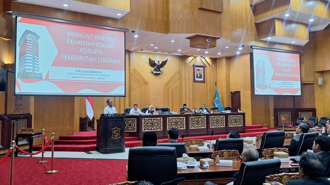 Deputi Bidang Koordinasi dan Supervisi KPK, Irjen Pol Didik Agung Widjanarko saat menjelaskan materi pemberantasan korupsi kepada segenap anggota DPRD Kota Surabaya, Senin 14 Oktober 2024. (Foto: Julianus Palermo/Ngopibareng.id)