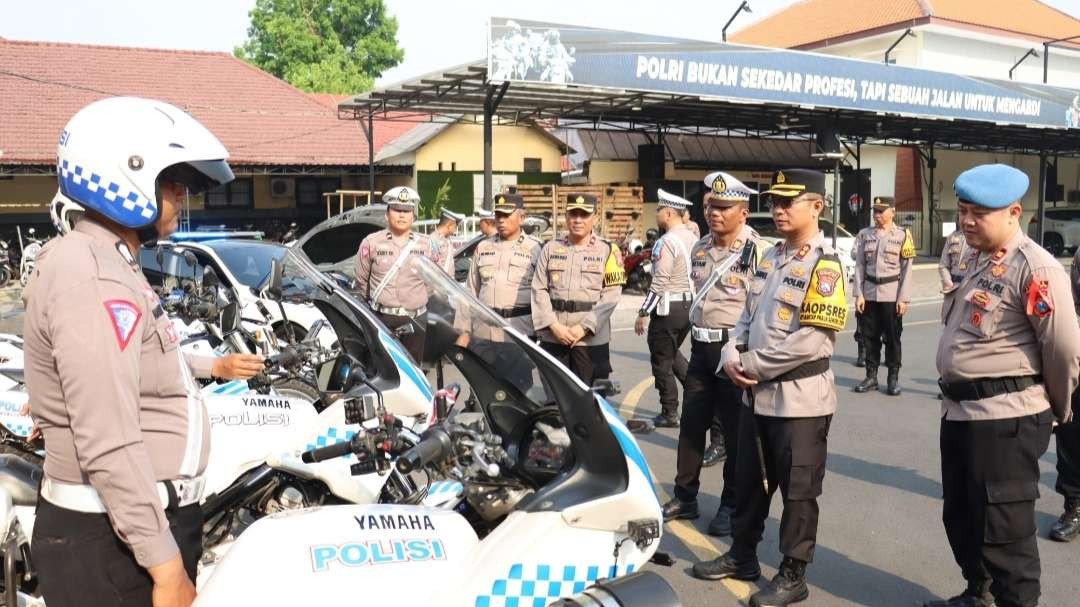 Kapolres Mojokerto Kota mengecek kendaraan personel lalu lintas.(Foto: Deni Lukman tara/Ngopibareng)