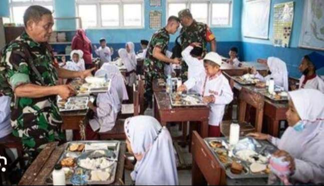 Uji coba pelaksanaan makan bergizi gratis di sebuah sekolah dilakukan oleh TNI (Foto: istimewa)