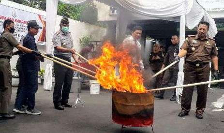 Pemusnahan barang bukti narkoba dari 40 perkara sudah inkrah di halaman Kantor Kejari Bondowoso, Selasa 15 Oktober 2024.(Foto: Guido/Ngopibareng.id)