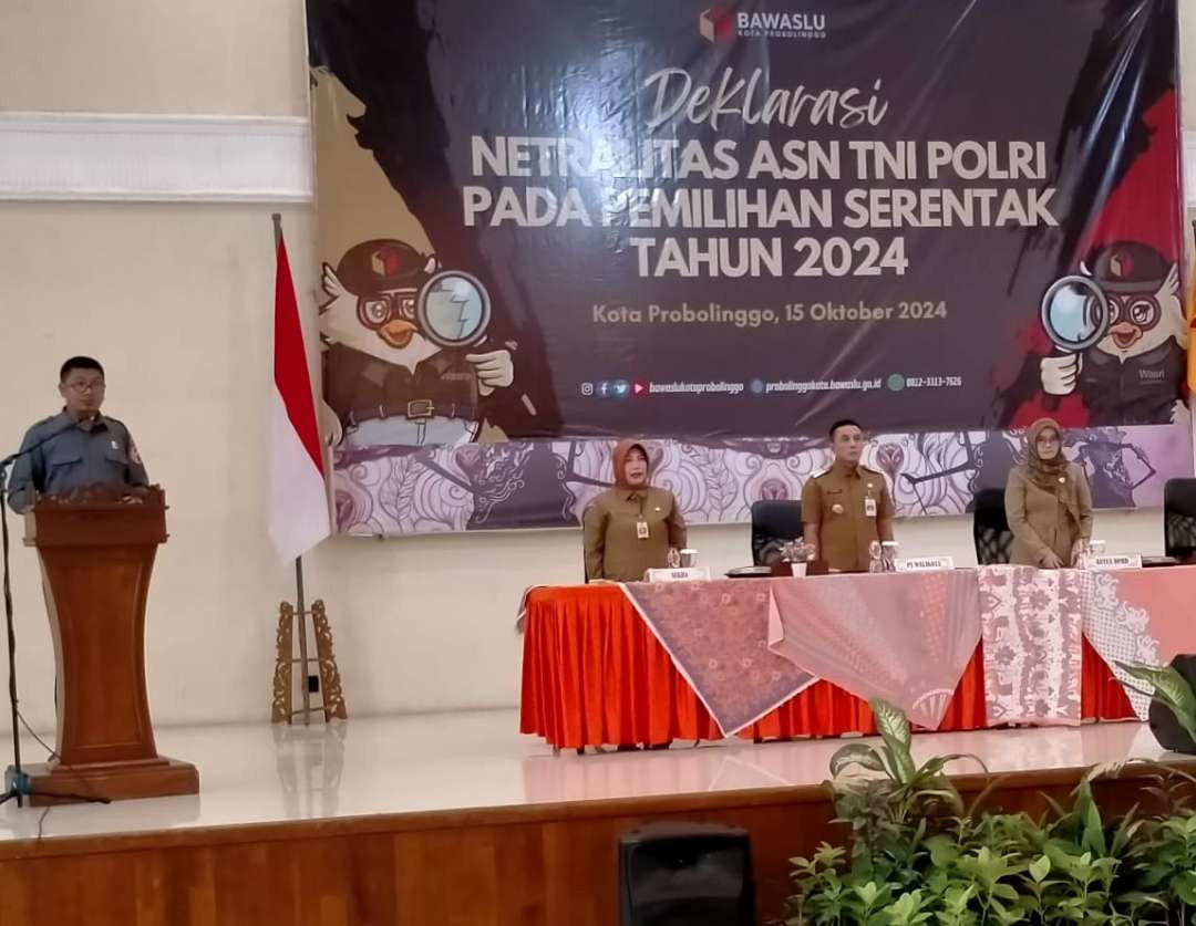 Ketua Bawaslu Kota Probolinggo, Johan Dwi Angga menandatangani naskah Deklarasi Netralitas ASN, TNI, Polri  menjelang Pilkada Kota Probolinggo 2024. (Foto: Ikhsan Mahmudi/Ngopibareng.id)