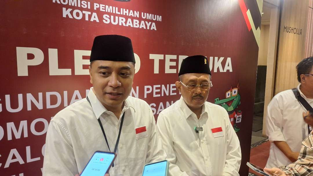 Pasangan calon tunggal Pilwali Surabaya 2024 sekaligus petahana Eri Cahyadi-Armuji sudah siap menghadai debat publik perdana pada Rabu 16 Oktober 2024 besok. (Foto: Julianus Palermo/Ngopibareng.id)