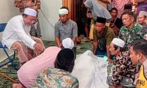 Seorang penjual bakso di Bondowoso melakukan ritual sumpah pocong, karena tidak terima dituduh memiliki ilmu santet.(Foto: Dokumentasi Desa Jambesari)