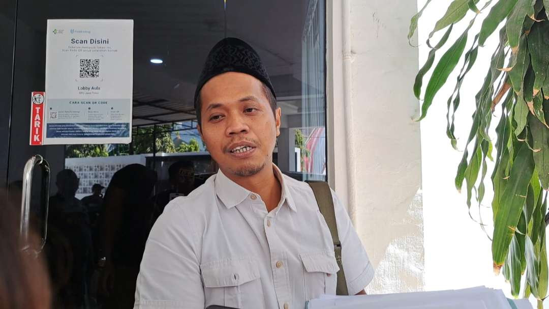 Komisioner Bawaslu Kota Surabaya Muhammad Agil Akbar sesaat setelah menjalani sidang pemeriksaan dugaan pelanggaran Kode Etik Penyelenggara Pemilu (KEPP) oleh DKPP RI di KPU Jatim, Kamis 10 Oktober 2024 lalu. (Foto: Julianus Palermo/Ngopibareng.id)