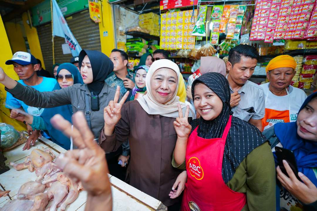 Calon Gubernur Jawa Timur Khofifah Indar Parawansa disambut antusias oleh para pedagang dan masyarakat saat kampanye di Pasar Soponyono, Senin 14 Oktober 2024. (Foto: Dok)