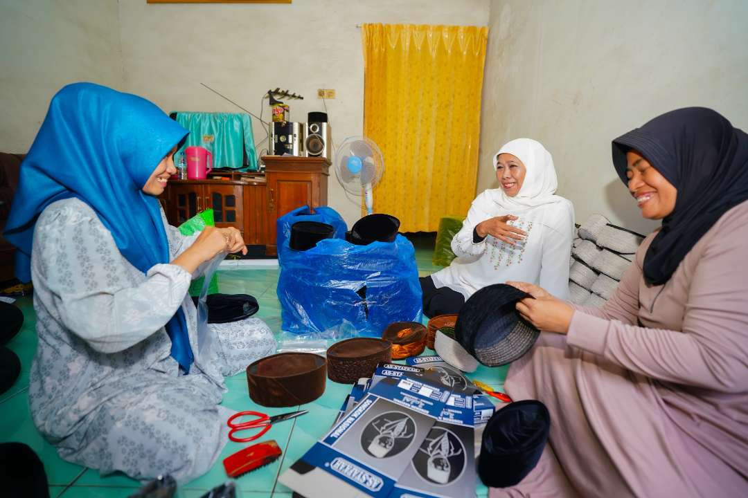 Calon Gubernur Jawa Timur Khofifah Indar Parawansa berkunjung ke kampung sentra penghasil kopyah atau songkok di kawasan Kemuteran Kabupaten Gresik, Selasa 15 Oktober 2024.(Foto: Istimewa)