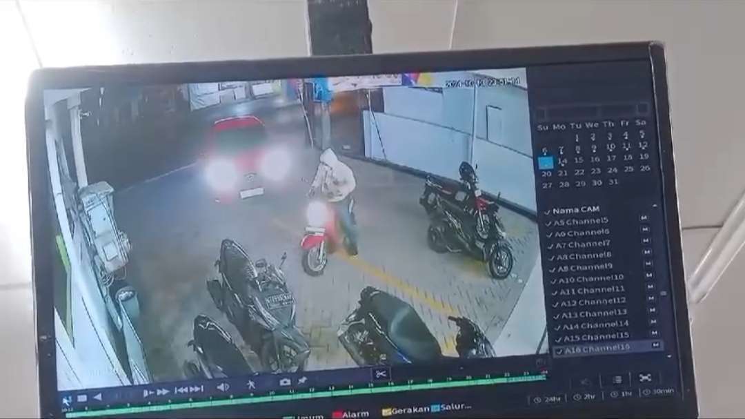 Komplotan maling bermobil terekam CCTV curi motor karyawan Minimarket.(Foto Deni Lukmantara/Ngopibareng.id)