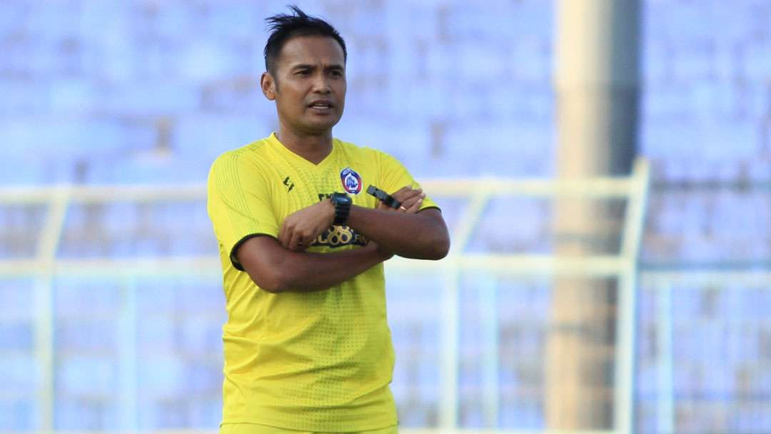 Charis Yulianto saat masih menjabat Asisten Pelatih Arema FC (Foto: Agung/Ngopibareng.id)