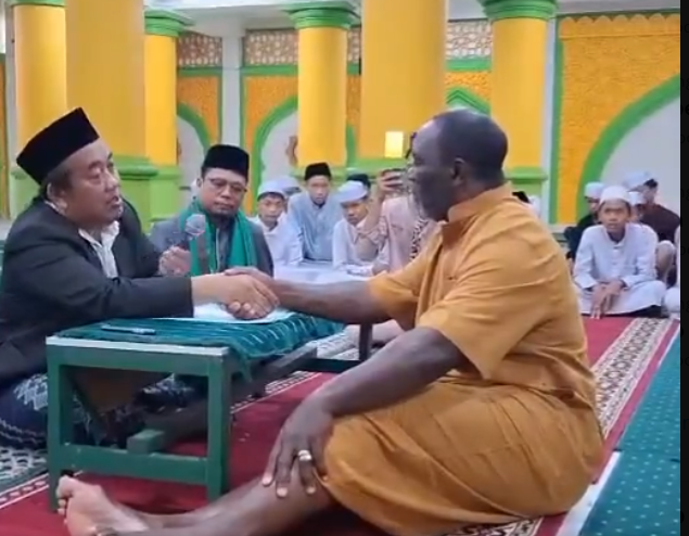 Jackson mengenakan baju koko warna cokelat. Mantan pelatih Persipura Jayapura ini, mengucapkan kalimat syahadat dibimbing Ustaz H Nasikhin di Pondok Pesantren Nabil Husein, Samarinda. (Foto:  Hugo Samir di X)