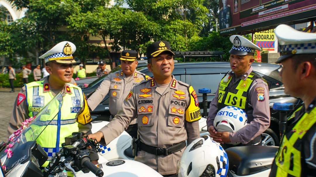 Kapolresta Sidoarjo bersama Kasat Lantas saat cek kendaraan siaga. (Foto: Aini Arifin/Ngopibareng.id)