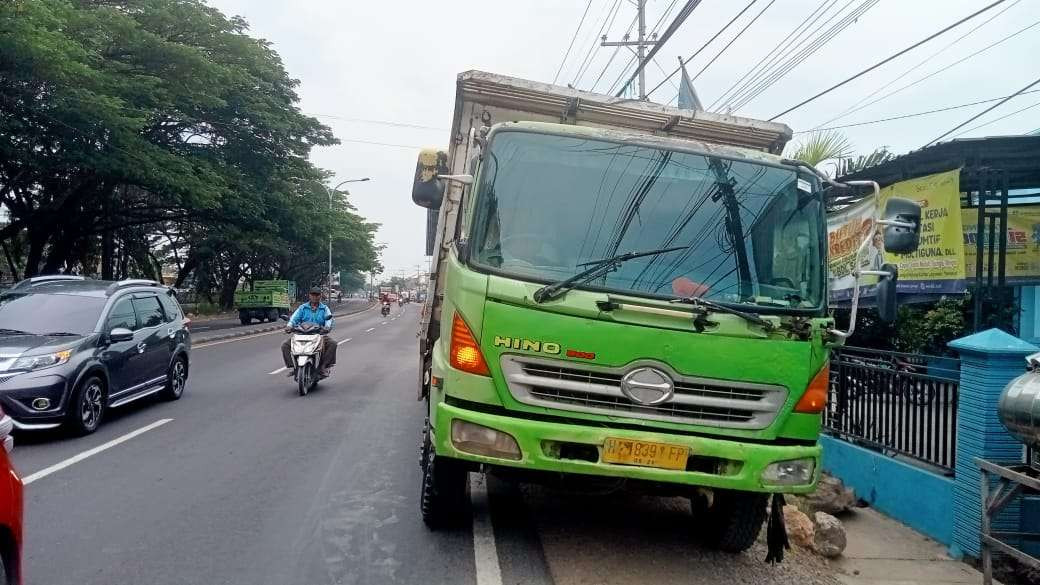 Truk tronton yang terlibat kecelakaan pengguna sepeda listrik. (Foto: Istimewa)   