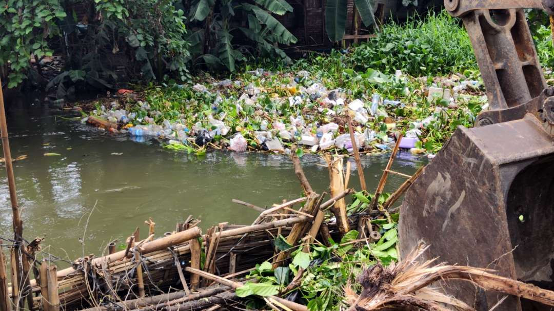 Kondisi sungai penuh sampah jadi salah satu penyebab banjir yang kini diantisipasi. (Foto ilustrasi: Fariz Yarbo/Ngopibareng.id)