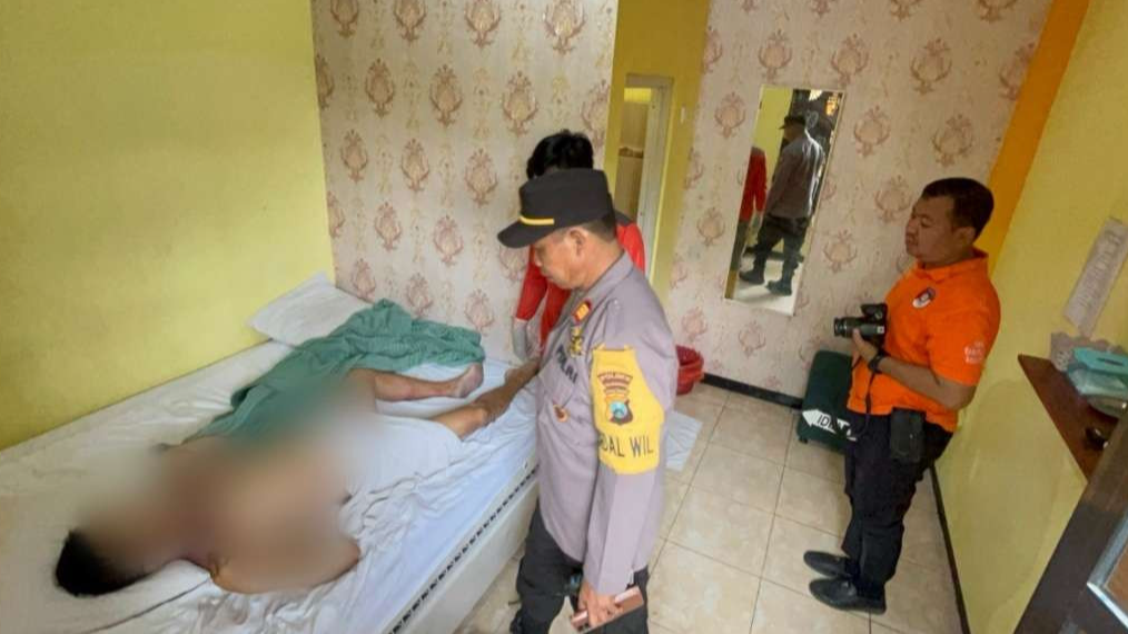 Polisi melakukan olah TKP penemuan mayat di homestay Mojokerto.(Foto: Deni Lukmantara/Ngopibareng.id)