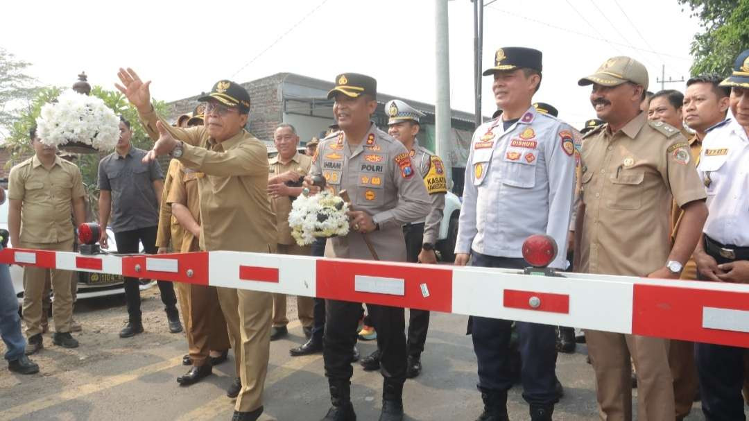 Peresmian palang pintu otomatis di perlintasan sebidang Kereta Api (KA) Desa Damarsih, Mojoanyar.(Foto Deni Lukmantara/Ngopibareng)