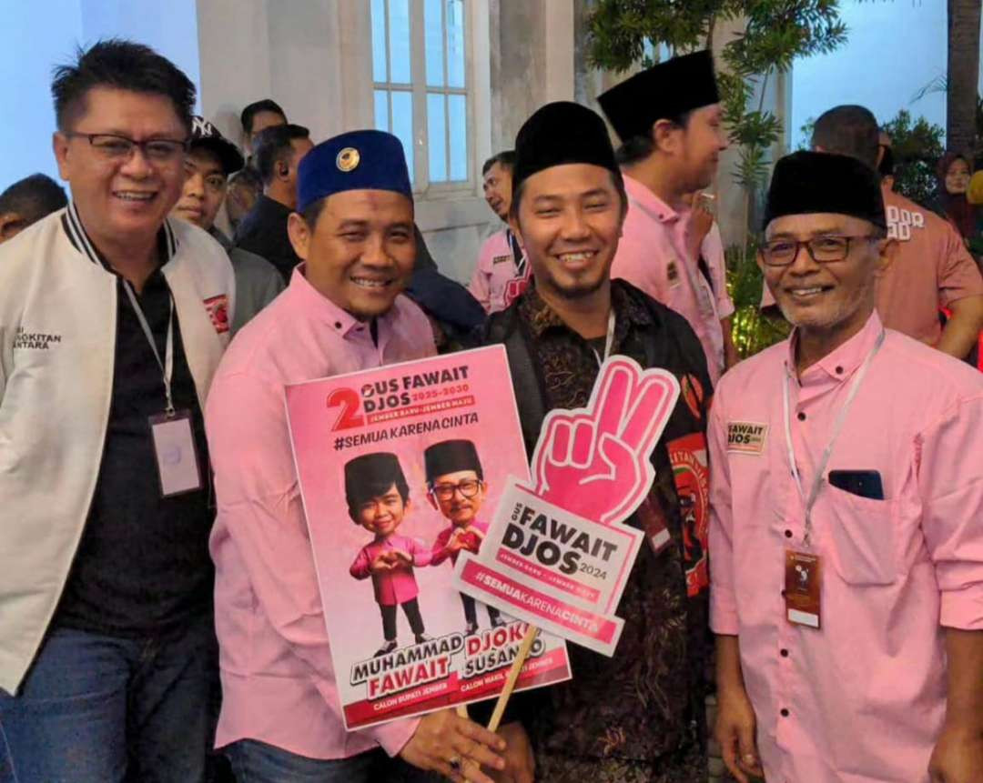 Kustiono Musri (kanan) saat berfoto bersama relawan Paslon 02, Gus Fawait - Djoko Susanto (Foto: Dokumentasi relawan Paslon 02)