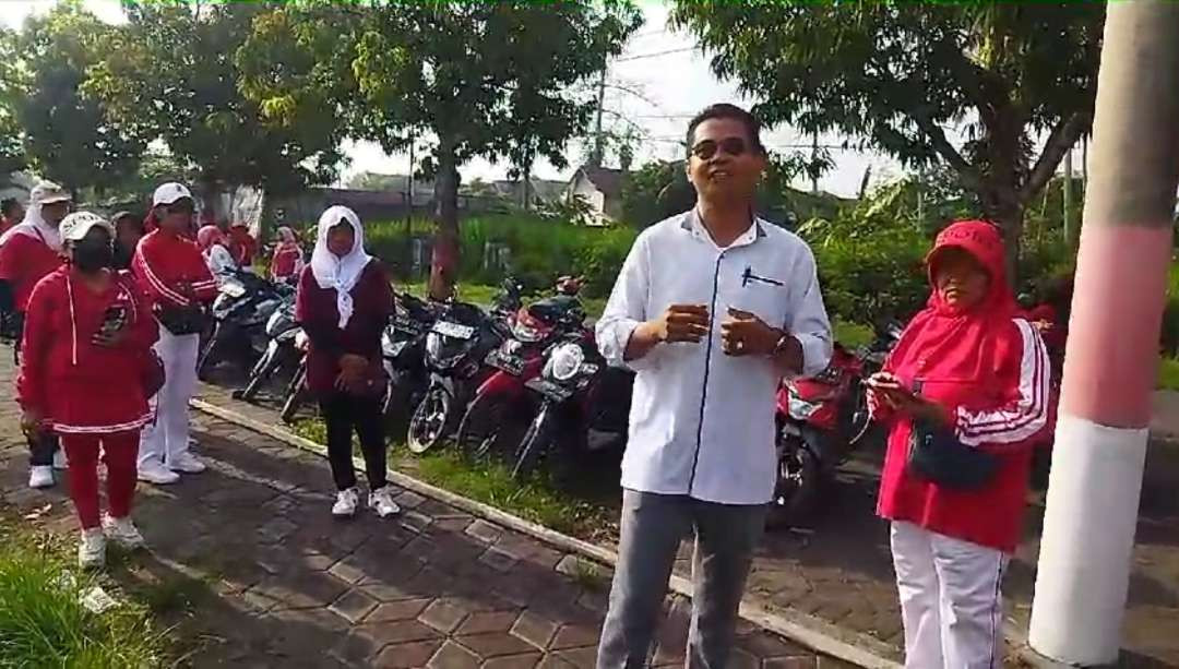 Kades Semboro, Antoni saat membubarkan kegiatan kampanye pendukung Hendy - Gus Firjaun (Foto: Dokumentasi peserta kampanye)