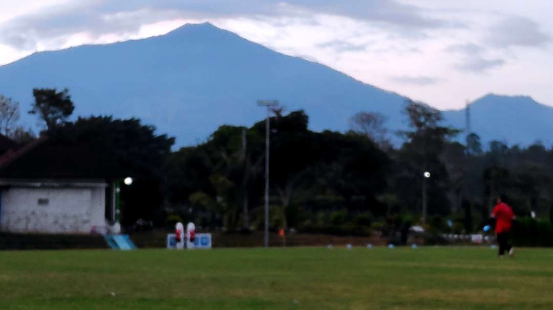 Lapangan ARG dengan pemandangan gunungnya (Foto: Agung/Ngopibareng.id)