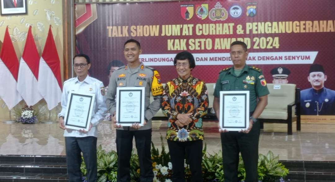 Kak Seto berfoto bersama dengan tokoh penerima penghargaan. (Foto: Rusdi/Ngopibareng.id)