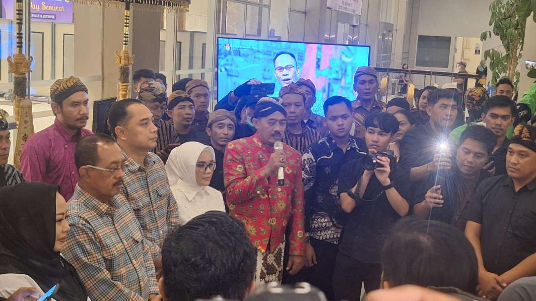 Paslon tunggal Pilwali Surabaya 2024 sekaligus petahana Eri Cahyadi-Armuji beserta istrinya, disambut kedatangannya di Dyandra Convention Hall Surabaya, jelang debat publik perdana oleh pelaku seni dan budayawan, Rabu 16 Oktober 2024. (Foto: Julianus Palermo/Ngopibareng.id)