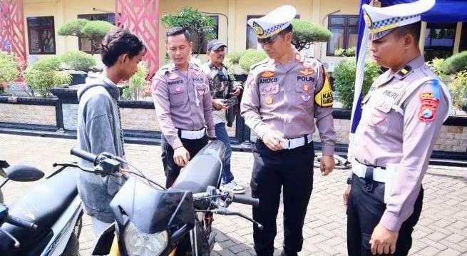 Pengendara motor tidak memakai helm dan kelengkapan motor tidak standar terkena sanksi tilang oleh anggota Satlantas Polres Situbondo. (Foto: Guido/Ngopibareng.id)