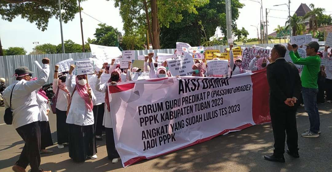 Ratusan guru lulus passing grade melakukan aksi di depan kantor Bupati Tuban. (Foto: Khoirul Huda/Ngopibareng.id)