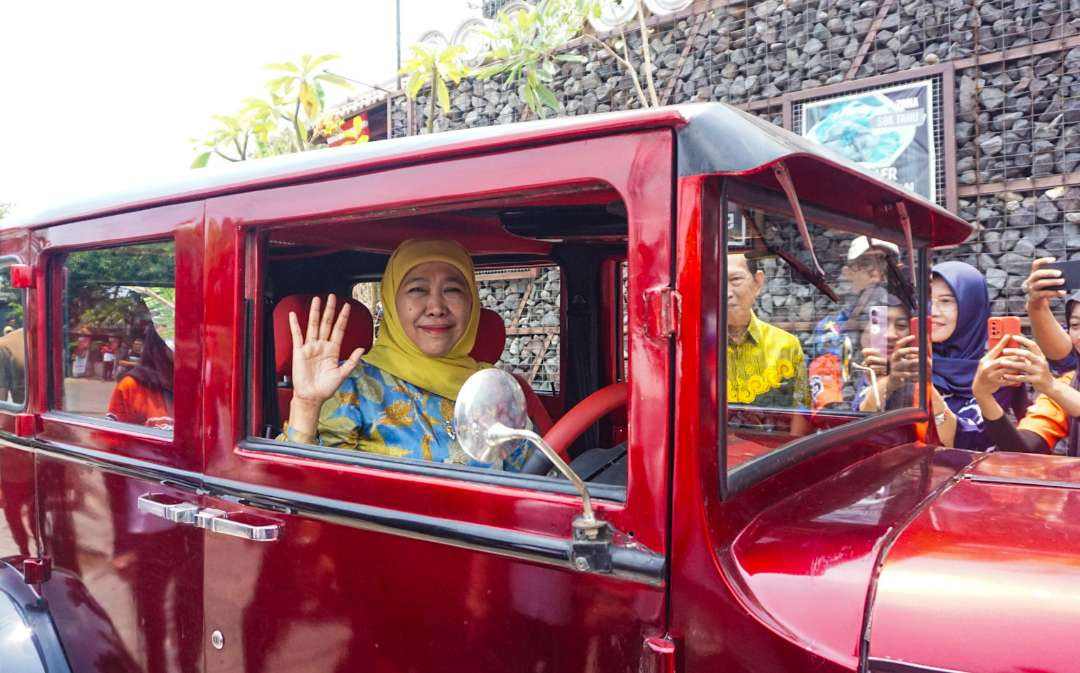 Cagub Jawa Timur, Khofifah Indar Parawansa saat menjajal mobil custom handmade di Sidoarjo. (Foto: Aini Arifin/Ngopibareng.id)