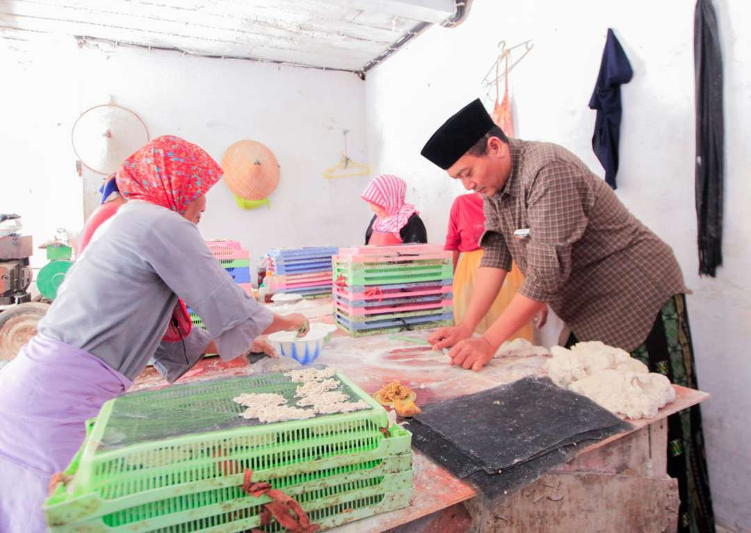 Gus Makki belajar membuat krupuk di pabrik pembuatan krupuk yang ada di Singotrunan (foto : istimewa)