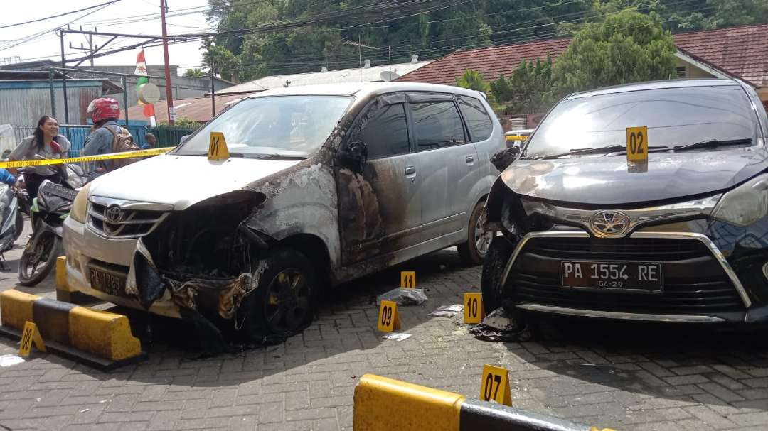 Dua mobil terbakar akibat dilempar bom molotov, di Kantor Redaksi media Jujur bicara atau Jubi di Jalan SPG Taruna Waena, Kota Jayapura, Provinsi Papua pada Rabu 16 Oktober 2024 dini hari. (Foto: dok. Jubi)