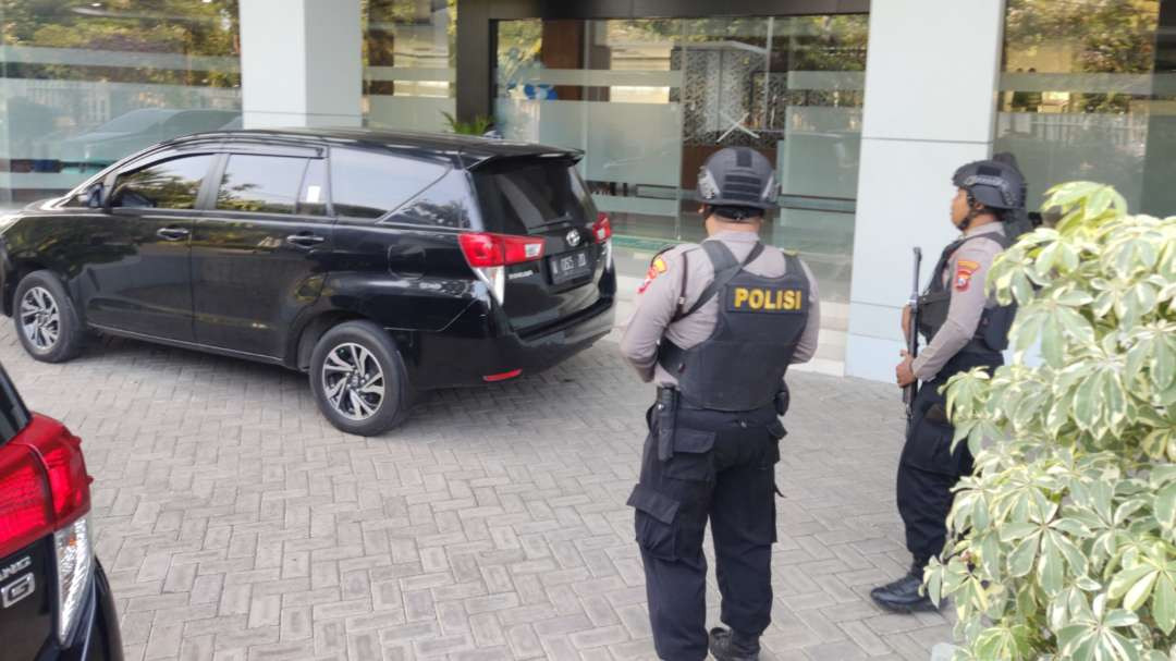 Aparat kepolisian melakukan penjagaan di tengah upaya penggeledahan di Kantor Dinas Peternakan Jatim, Surabaya, Rabu 16 Oktober 2024. (Foto: Fariz Yarbo/Ngopibareng.id)