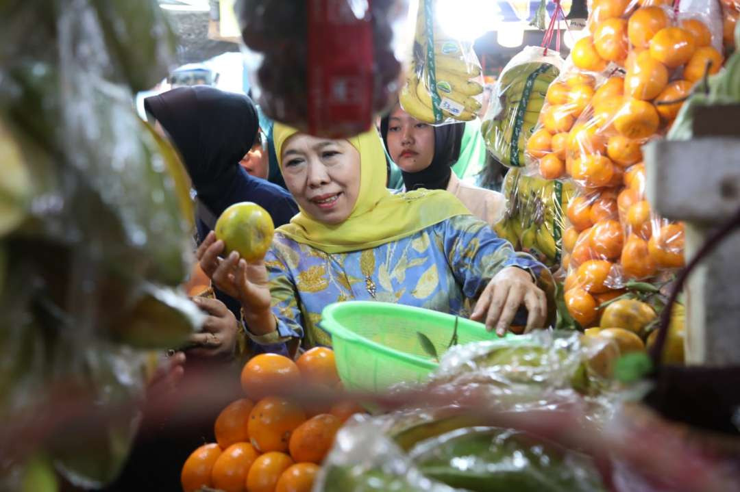 Calon Gubernur Jawa Timur Khofifah Indar Parawansa turun blusukan ke Pasar Sepanjang Kabupaten Sidoarjo, Rabu, 16 Oktober 2024. (Foto: Dok Khofifah IP)