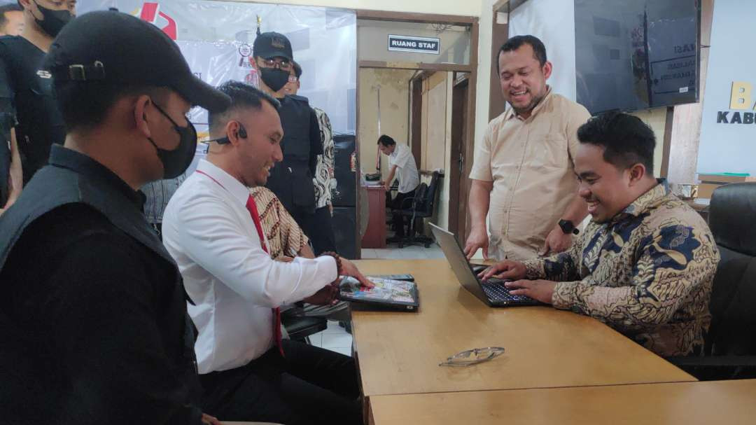 Zulham AM didampingi Tim Siber Paslon 01 melapor dugaan pelanggaran ke Bawaslu Kabupaten Malang. (Foto: Agung/Ngopibareng.id)