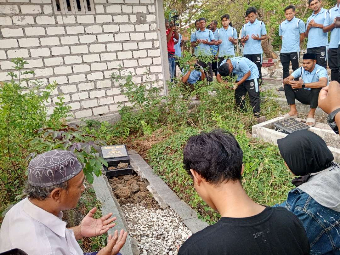 Persela saat berziarah di makam Khoirul Huda, mantan kiper utama Persela. (Foto: Imron Rosidi/Ngopibareng.id)