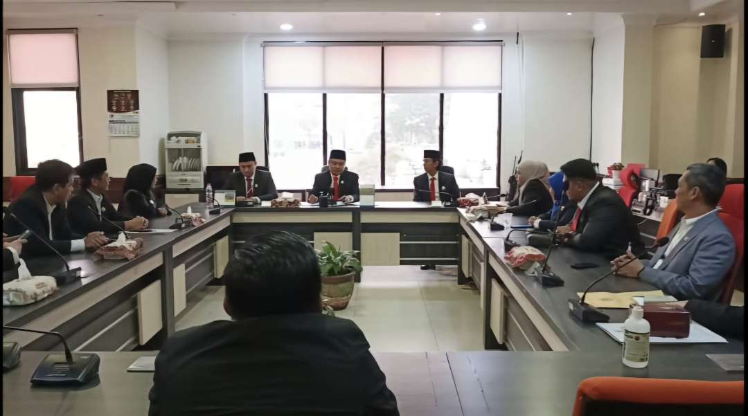 Suasana rapat penyusunan pimpinan Komisi D DPRD Kota Surabaya oleh pimpinan DPRD Kota Surabaya, Kamis 17 Oktober 2024. (Foto: Julianus Palermo/Ngopibareng.id)