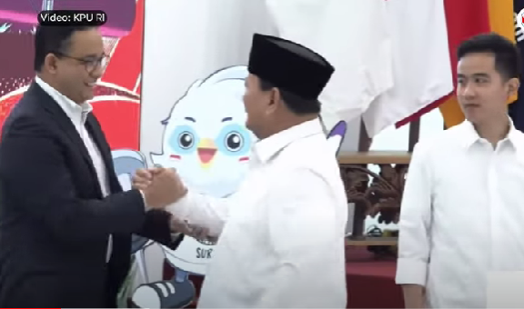 Anies Baswedan bersalaman dengan Prabowo Subianto, usai acara penetapan Prabowo Subianto sebagai Presiden oleh KPU di gedung KPU pada Rabu 24 April 2024. (Foto: dok/kpu ri)