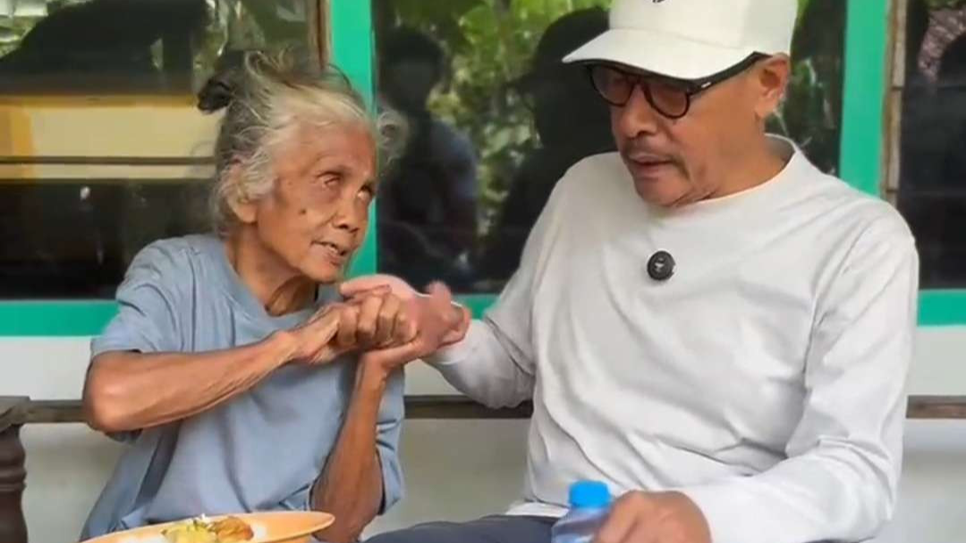 Nenek Komariyah mengucapkan terima kasih sambil mendoakan kebaikan untuk Djoko Susanto. (Foto: Rusdi/Ngopibareng.id)