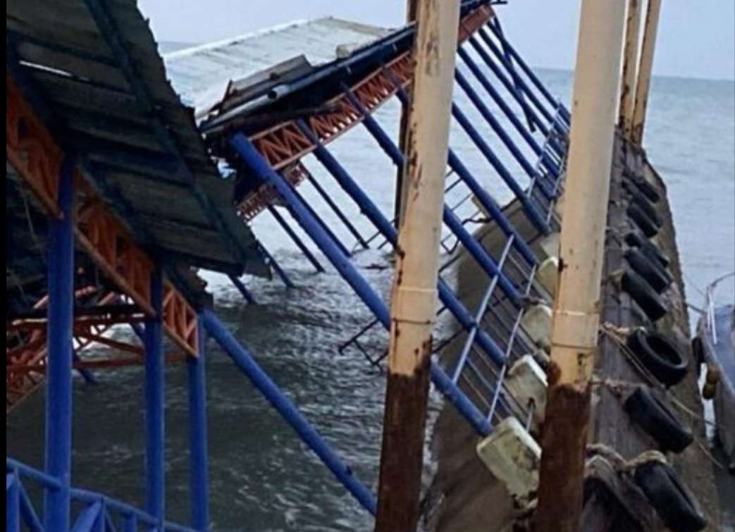 Dermaga kapal cepat di Pelabuhan Tanjung Kalian Mentok, Kabupaten Bangka Barat, Bangka Belitung ambruk dan tercebur ke laut, Kamis 17 Oktober 2024 dini hari. (Foto: Istimewa)