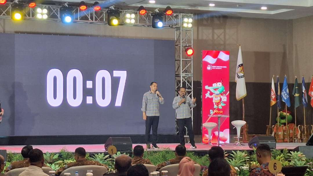 Pasangan calon tunggal Pilwali Surabaya 2024 sekaligus petahana Eri Cahyadi-Armuji saat memaparkan visi-misi dalam debat publik pertama, Rabu 16 Oktober 2024 malam. (Foto: Julianus Palermo/Ngopibareng.id)