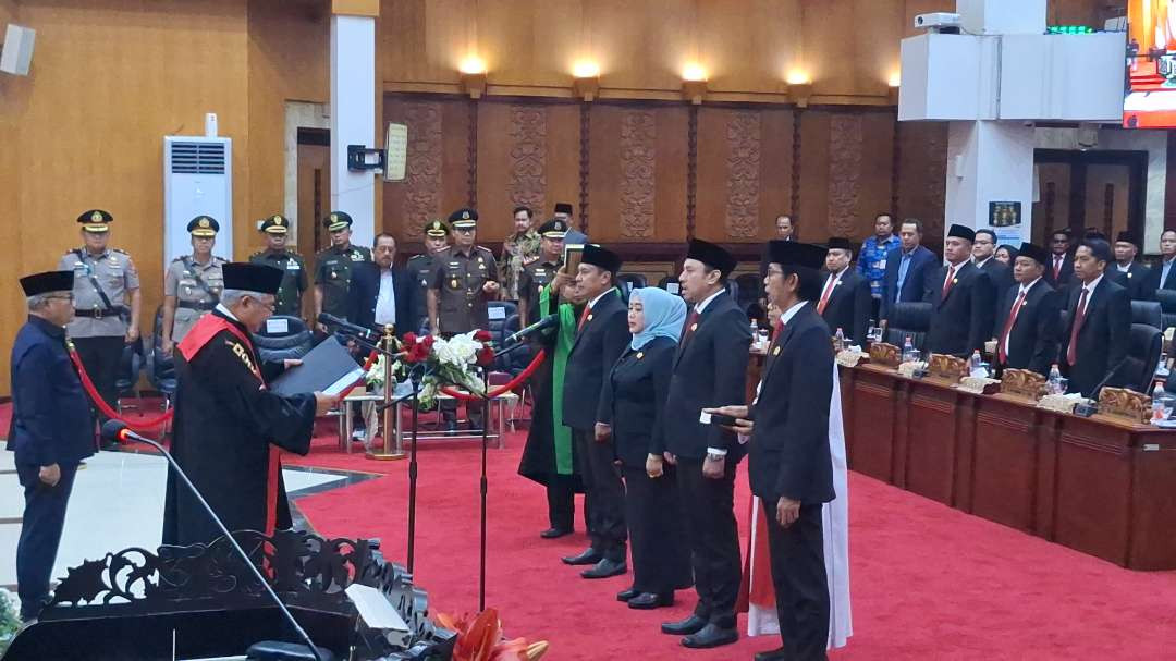 Pelantikan empat pimpinan definitif DPRD Kota Surabaya periode 2024-2029 oleh Ketua Pengadilan Negeri Surabaya Dadi Rachmadi, Kamis 17 Oktober 2024. (Foto: Julianus Palermo/Ngopibareng.id)