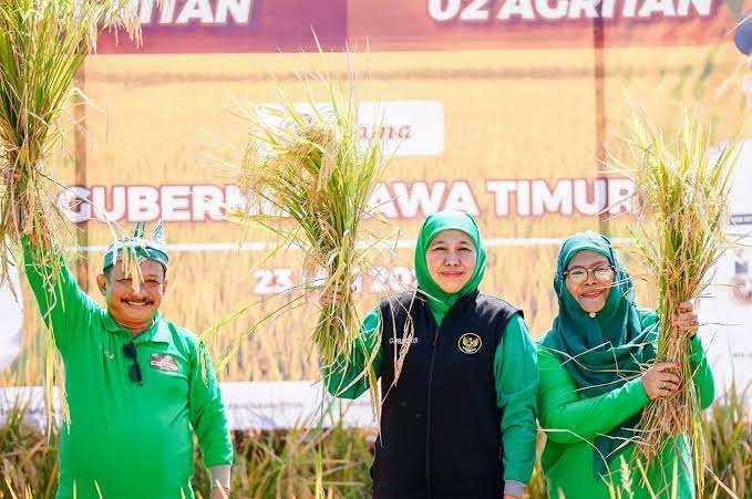 Memperingati Hari Pangan Sedunia, Khofifah Indar Parawansa (tengah) menekankan pentingnya inovasi dalam pengelolaan air untuk sektor pertanian. (Foto: Dok Khofifah IP)