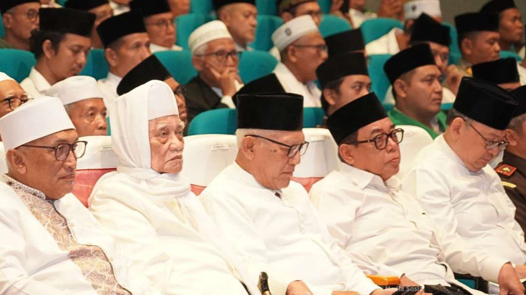 Ketua PWNU Jatim KH Abdul Hakim Mahfudz (Gus Kikin), Pj Sekda Jatim Bobby Soemiarsono, KH Idris Hamid, KH Anwar Manshur, KH Ali Maschan Moesa. (Foto:adi/ngopibareng.id)