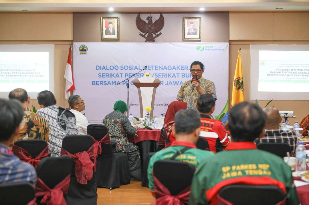 Pj Gubernur Jawa Tengah, Nana Sudjana berdialog dengan perwakilan buruh, serikat pekerja, serta pengusaha di Front One HK Resort, Kota Semarang. (Foto: Prov Jateng)