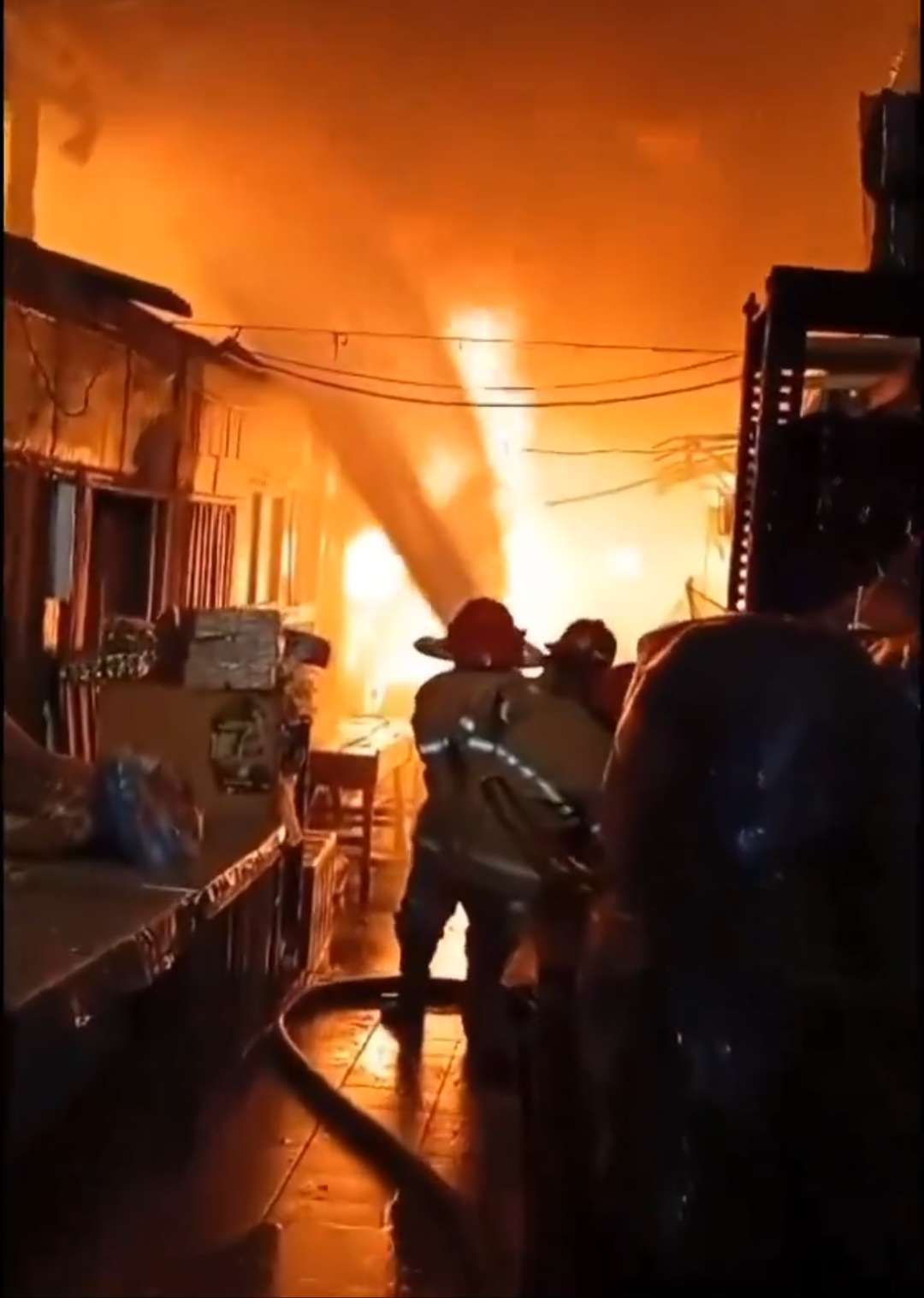 Petugas pemadam kebakaran berupaya memadamkan api yang membakar Pasar Gombong Kebumen, Jawa Tengah, Kamis 17 Oktober 2024. (Foto: Istimewa)