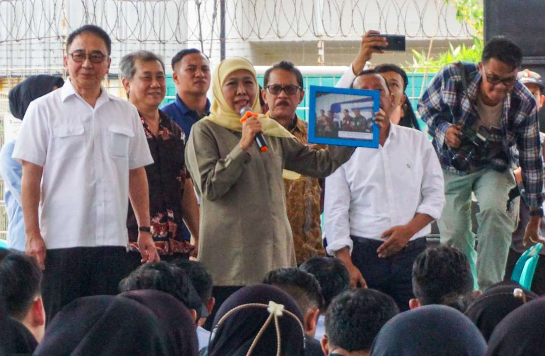 Calon Gubernur Khofifah Indar Parawansa saat bercerita di hadapan ratusan karyawan PT Jasuindo Sidoarjo (Foto: Aini/Ngopibareng.id)