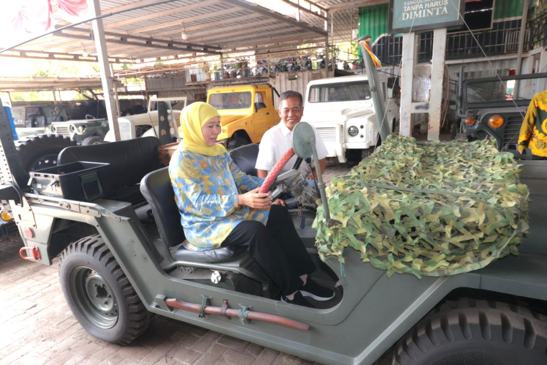 Calon Gubernur Jawa Timur Khofifah Indar Parawansa saat menjajal mobil klasik di bengkel PT Inti Maju Cemerlang, Rabu 16 Oktober 2024. (Foto: Istimewa)